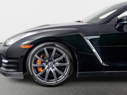 Used 2015 Nissan GT-R Premium image 17