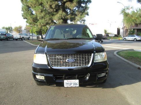 Used 2004 Ford Expedition XLT image 2
