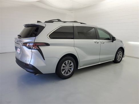 Certified 2023 Toyota Sienna XLE image 6