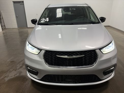 Used 2024 Chrysler Pacifica Touring-L FWD image 37