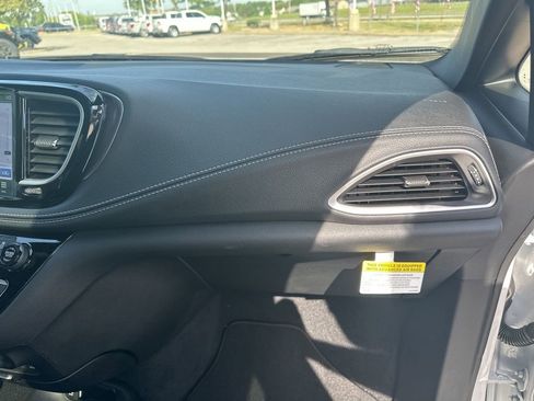 New 2026 Chrysler Pacifica Select image 58