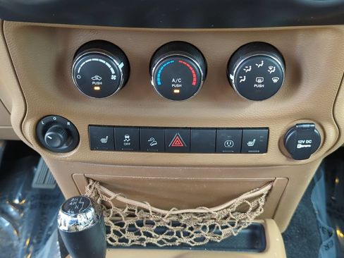 Used 2015 Jeep Wrangler Unlimited Sahara w/ Connectivity Group AWD/4WD image 16