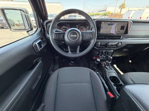 Used 2025 Jeep Wrangler Unlimited Rubicon AWD/4WD image 13