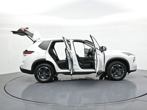 Used 2024 Nissan Rogue SV FWD image 27