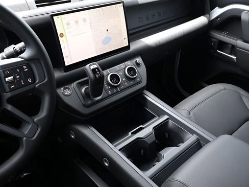 Used 2025 Land Rover Defender 130 S image 28