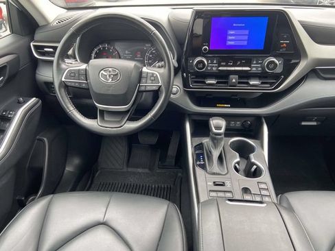 Used 2023 Toyota Highlander XLE AWD/4WD image 11