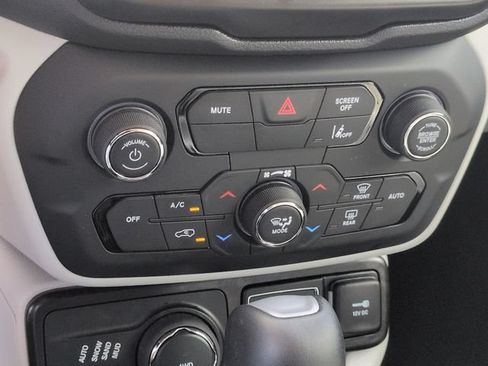 Used 2022 Jeep Renegade Limited AWD/4WD image 24