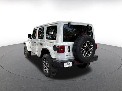 Used 2025 Jeep Wrangler Unlimited Sahara AWD/4WD image 5