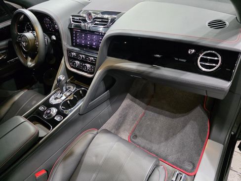 Used 2024 Bentley Bentayga image 23
