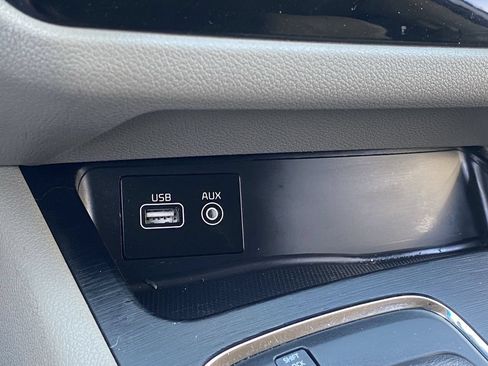 Used 2017 Kia Sedona LX w/ LX Essentials Premium Package FWD image 29