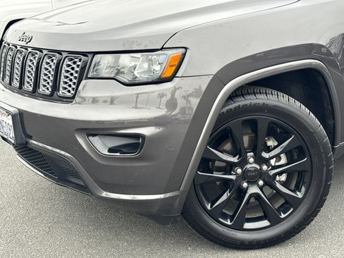 Used 2019 Jeep Grand Cherokee Altitude RWD image 3
