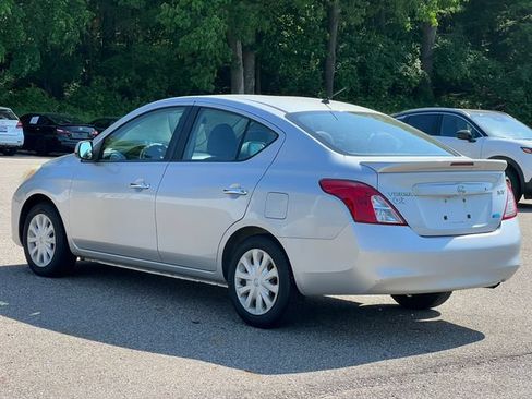 Used 2013 Nissan Versa SV FWD image 9