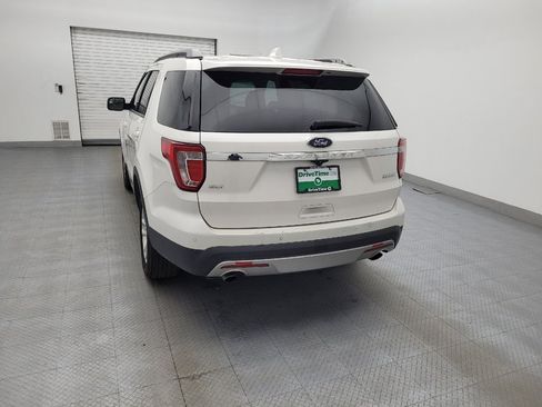 Used 2017 Ford Explorer XLT image 6