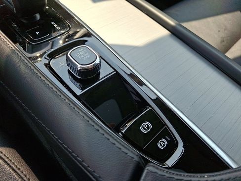 Certified 2024 Volvo XC90 B5 Core w/ Protection Package Premier image 23