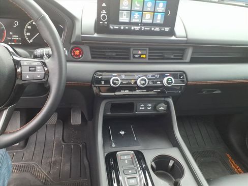 Used 2025 Honda Pilot TrailSport image 15