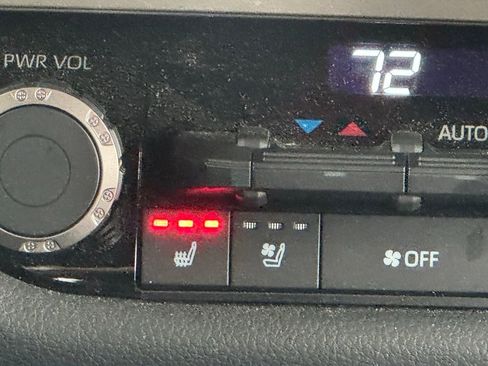Used 2025 Toyota Tundra Limited AWD/4WD image 32