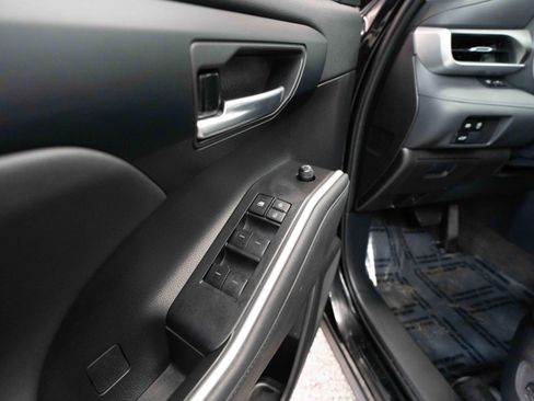 Used 2023 Toyota Highlander XLE image 7