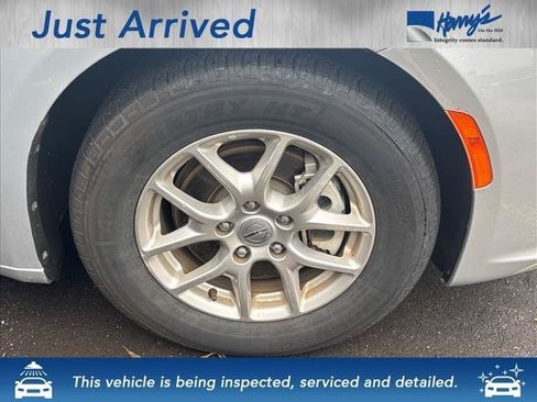 Used 2024 Chrysler Pacifica Touring-L FWD image 4