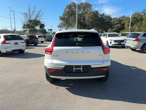 Used 2023 Volvo XC40 B4 Plus image 5