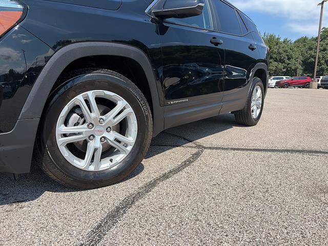Used 2024 GMC Terrain SLE w/ Driver Convenience Package AWD/4WD image 2