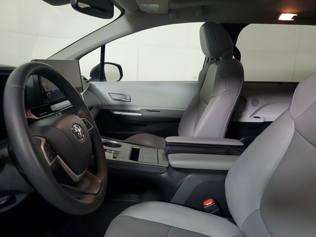 Used 2026 Toyota Sienna XLE FWD image 22