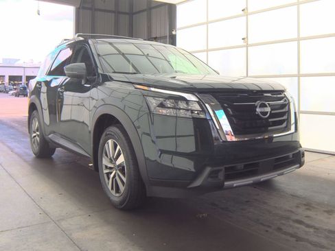 Used 2025 Nissan Pathfinder SL image 4