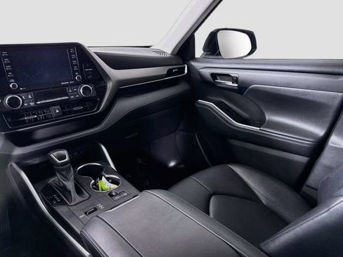 Used 2022 Toyota Highlander XLE FWD image 23