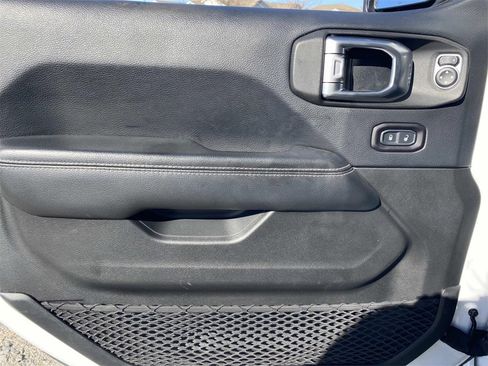 Used 2018 Jeep Wrangler Unlimited Sahara image 12