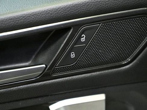 Used 2024 Volkswagen Tiguan SE image 46