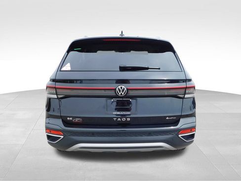 Used 2025 Volkswagen Taos SE AWD/4WD image 4