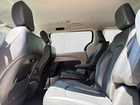 Used 2023 Chrysler Pacifica Touring-L FWD image 23