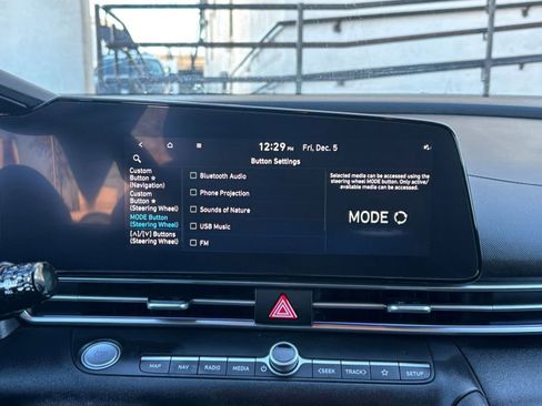 Used 2025 Hyundai Elantra SEL image 18