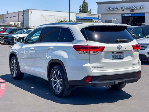 Used 2017 Toyota Highlander XLE AWD/4WD image 2