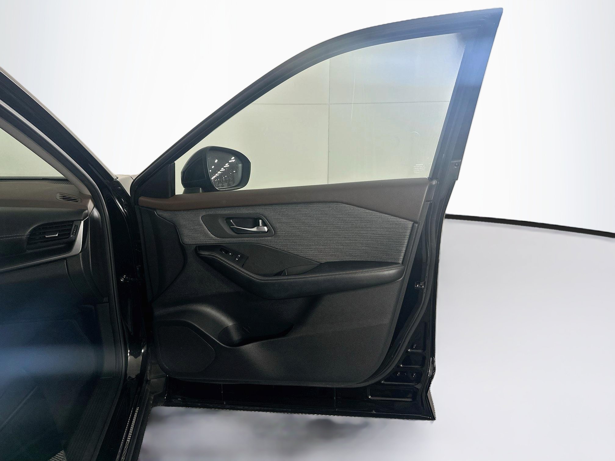 Used 2023 Nissan Rogue SV FWD image 32