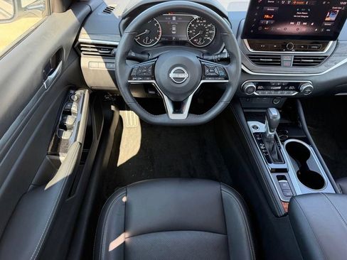 Used 2024 Nissan Altima 2.5 SL FWD image 9