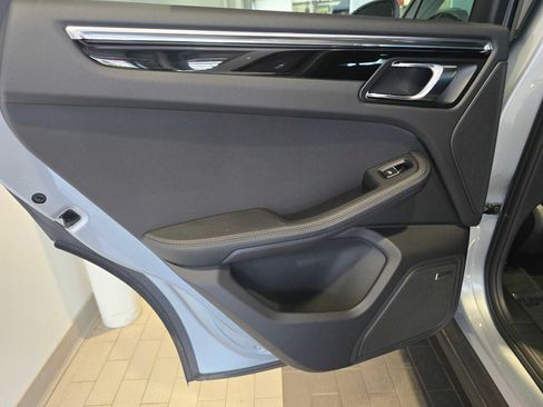 Used 2025 Porsche Macan AWD/4WD image 16