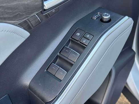 Used 2024 Toyota Highlander Limited image 16