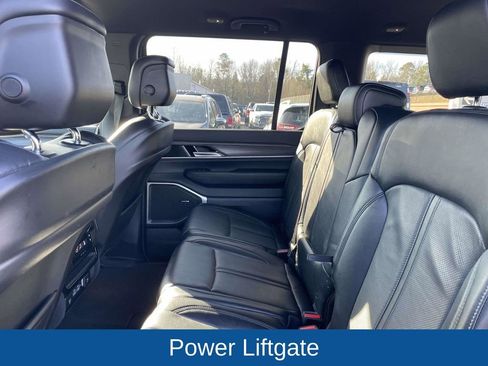 Certified 2024 Jeep Wagoneer Series II w/ Flexible Seating Group image 20