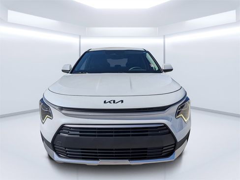 Used 2024 Kia Niro LX image 8