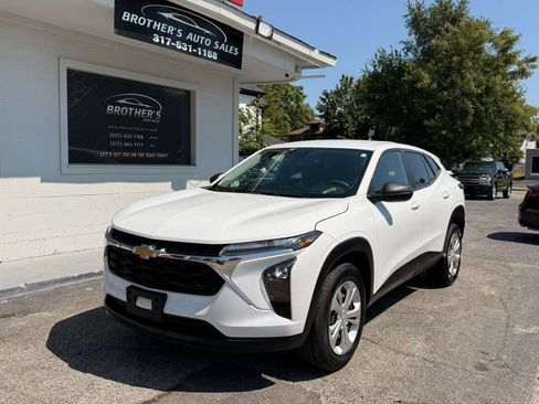 Used 2024 Chevrolet Trax LS w/ Driver Confidence Package FWD image 3