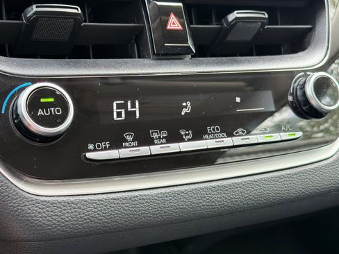 Used 2020 Toyota Corolla LE FWD image 18