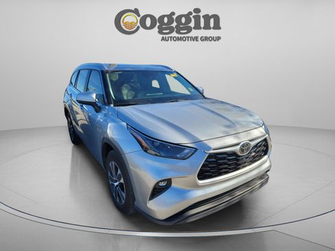 Used 2023 Toyota Highlander XLE image 5