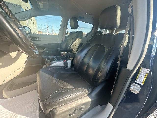 Used 2018 Chrysler Pacifica Touring-L FWD image 14