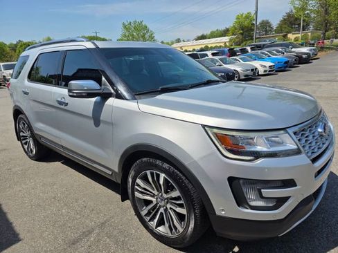Used 2017 Ford Explorer Platinum image 3