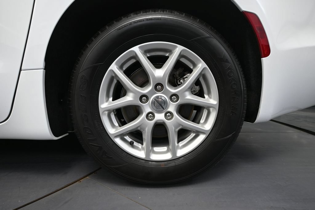 Used 2024 Chrysler Pacifica Touring-L FWD image 9