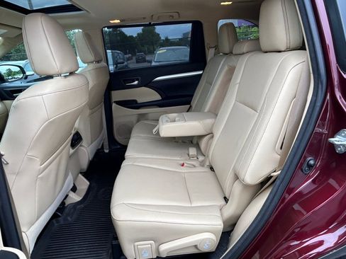 Used 2018 Toyota Highlander XLE AWD/4WD image 13