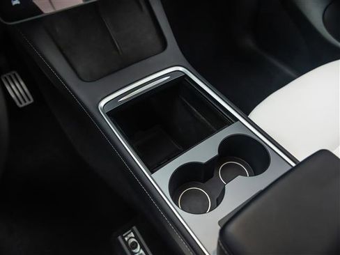 Used 2022 Tesla Model Y Performance image 23