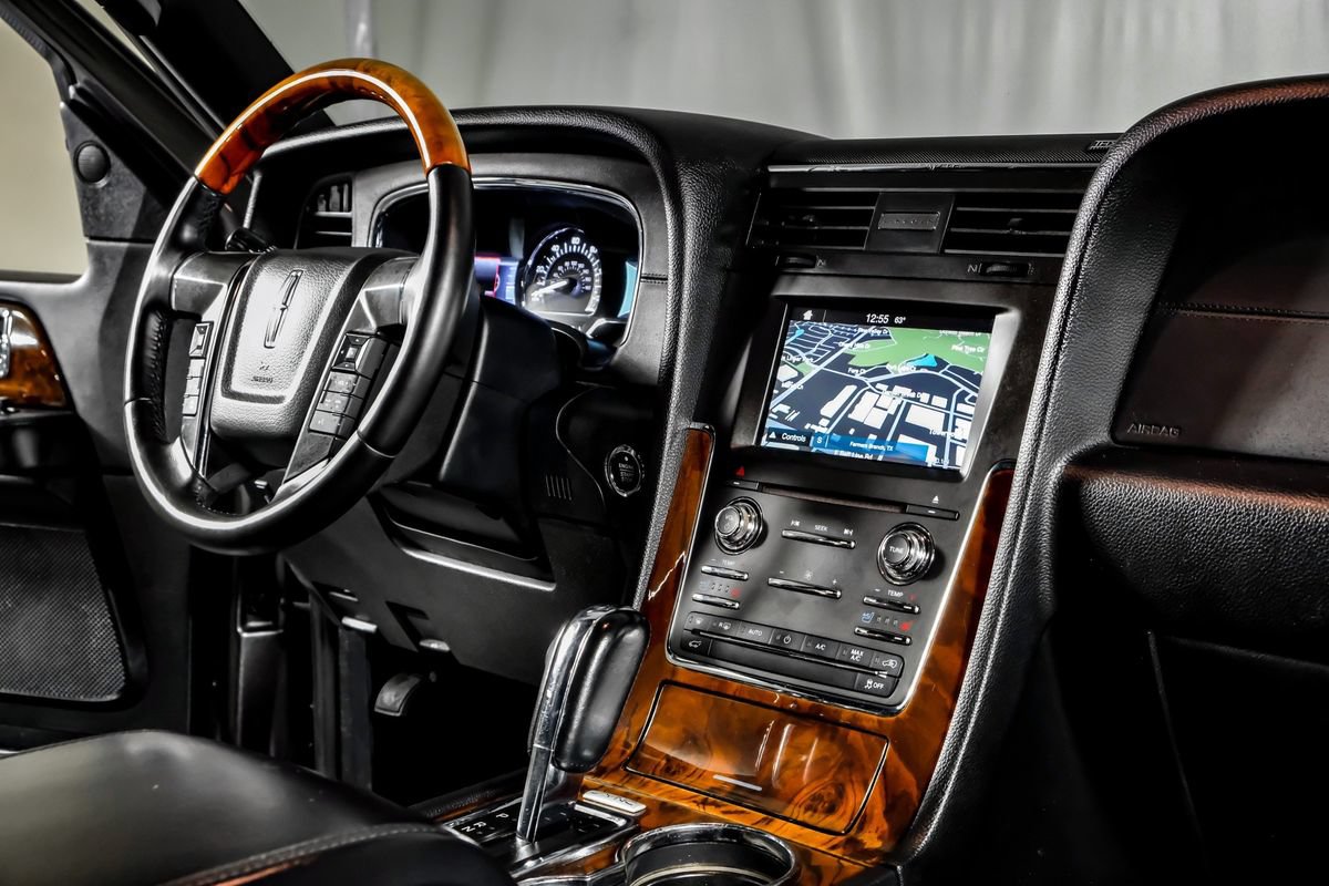 Used 2016 Lincoln Navigator Select RWD image 23