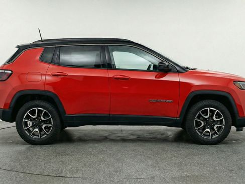 Used 2025 Jeep Compass Trailhawk AWD/4WD image 11