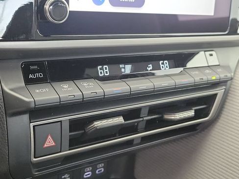 Used 2025 Toyota Camry SE w/ Convenience Package FWD image 29